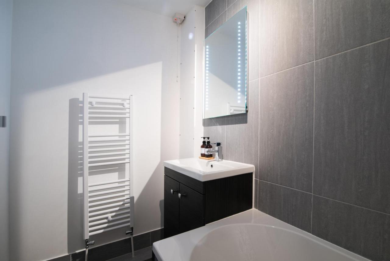Immaculate 3 Bed House - Stunning Balcony Views Apartment Матлок Екстериор снимка